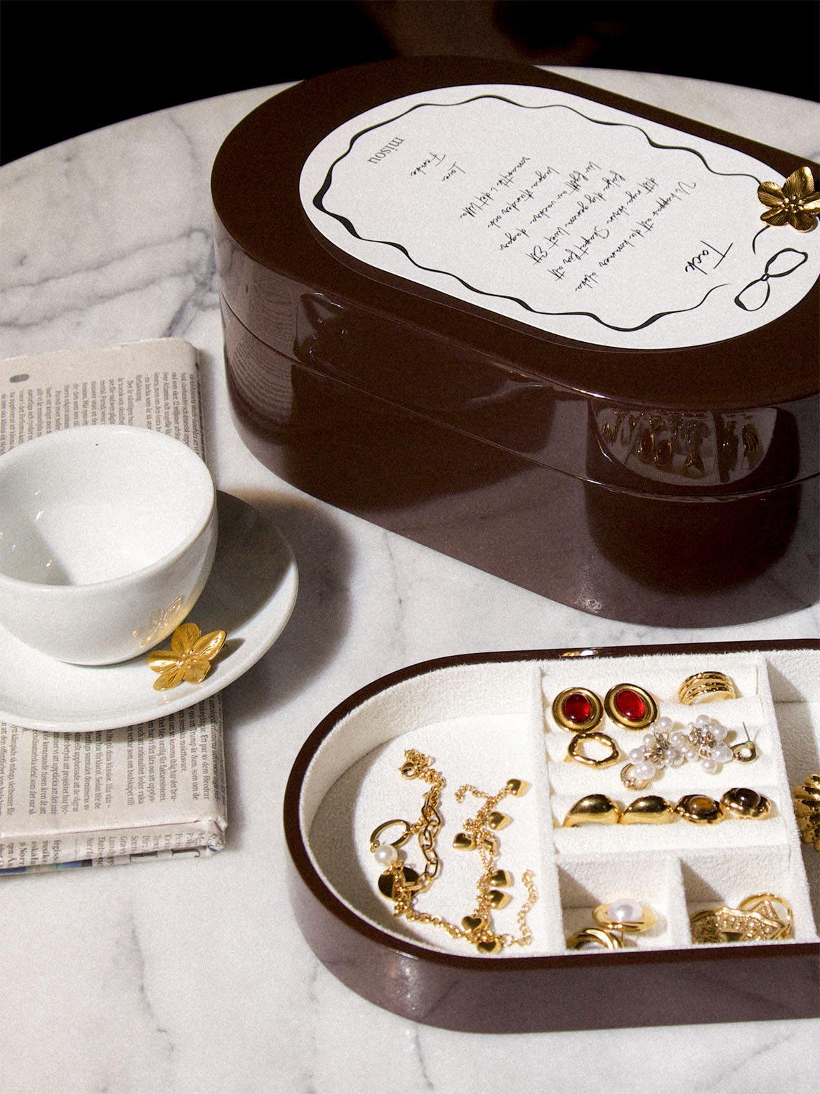 Brunt smyckeskrin från misou som är stängt på marmor