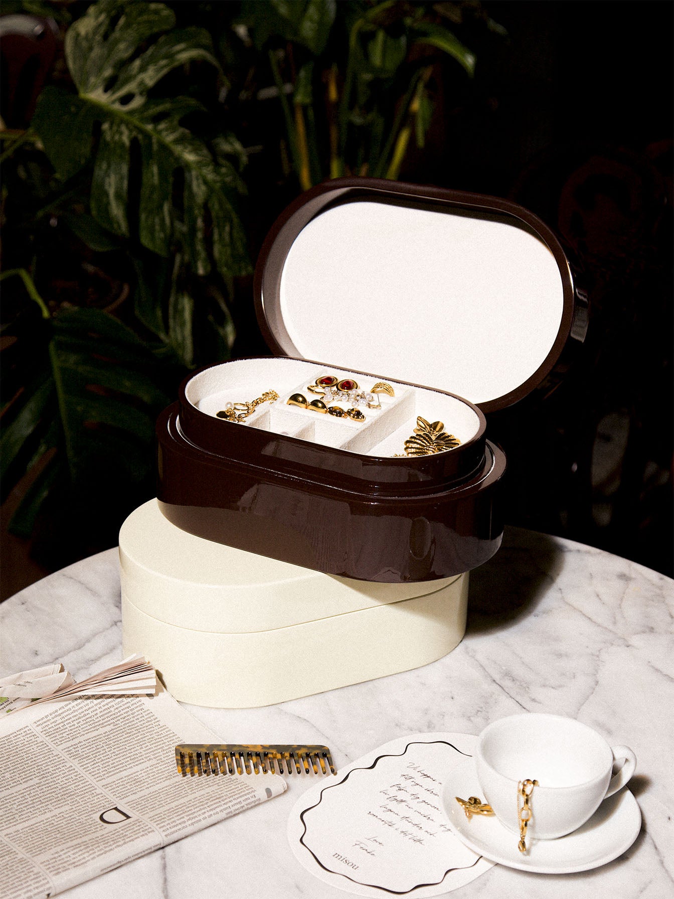 Brunt och vitt smyckeskrin från misou