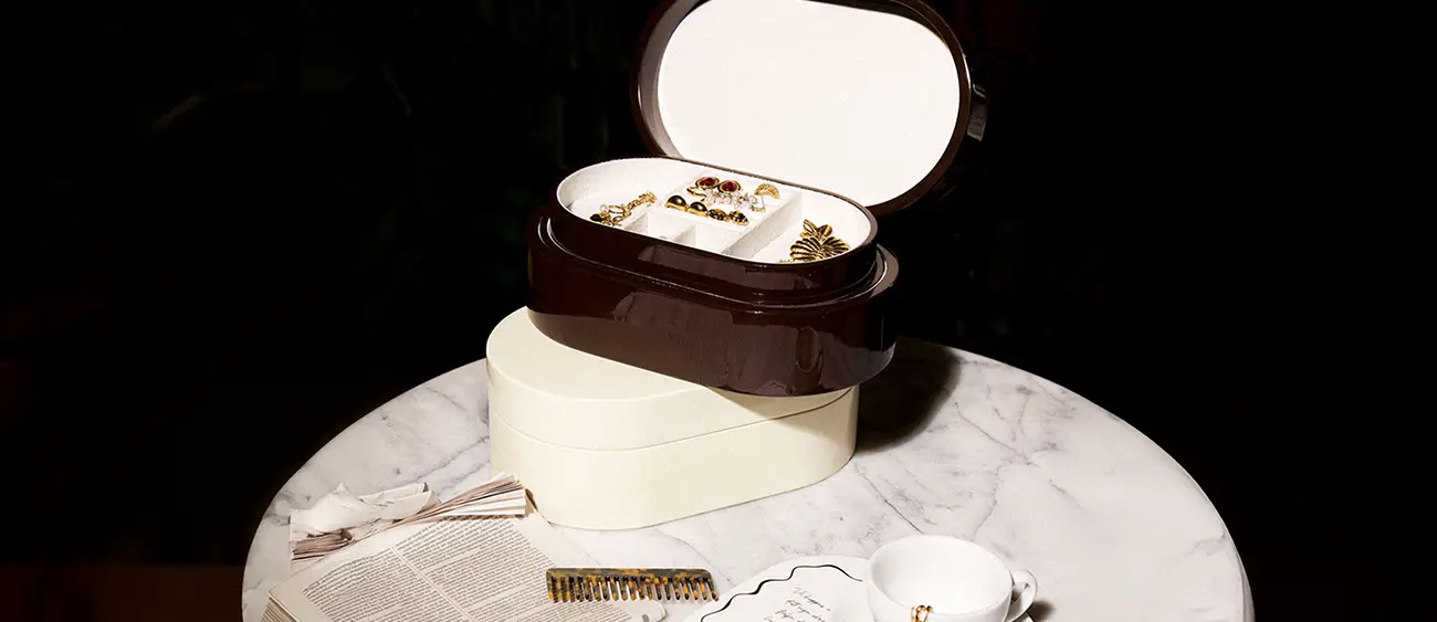 brunt och vitt smyckeskrin från misou i trä