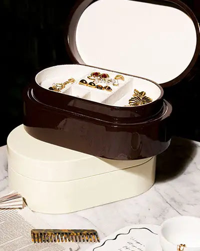 Brunt och vitt smyckeskrin i trä