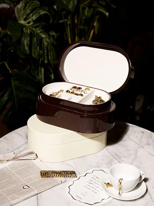 Vitt och brunt smyckeskrin från misou i trä