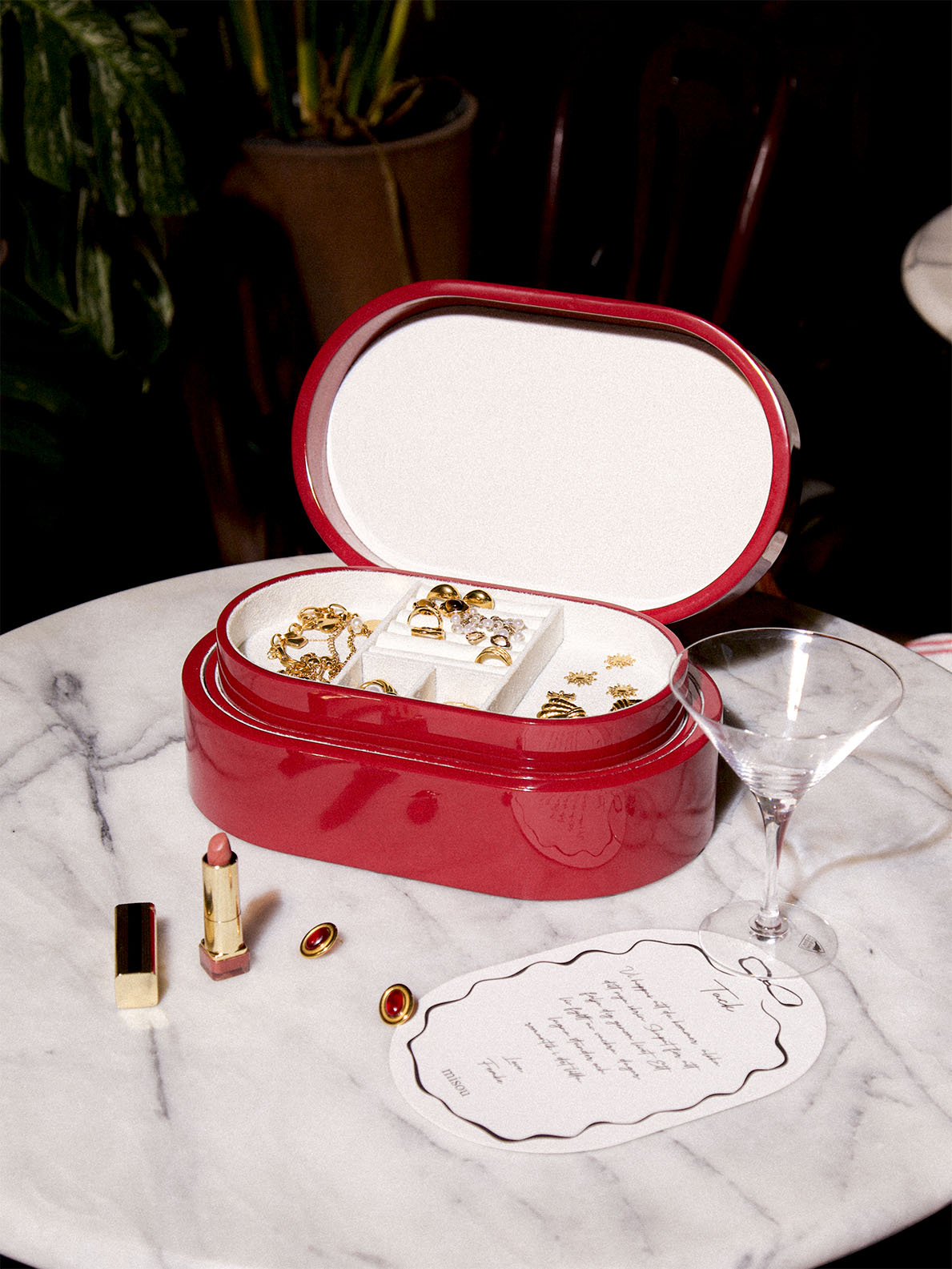 Rött smyckeskrin från misou på ett marmorbord