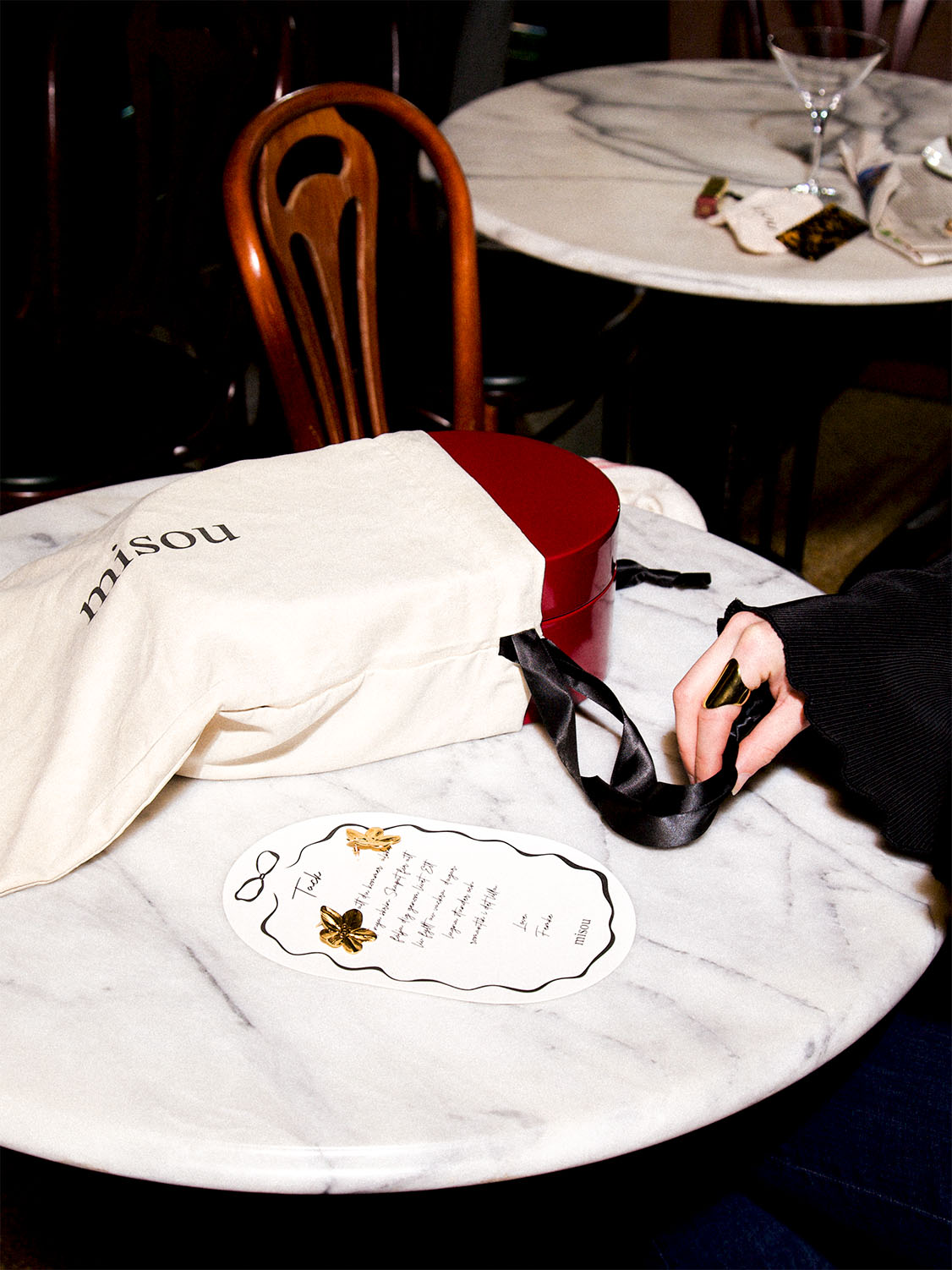 Rött smyckeskrin från misou som är presentförpackat