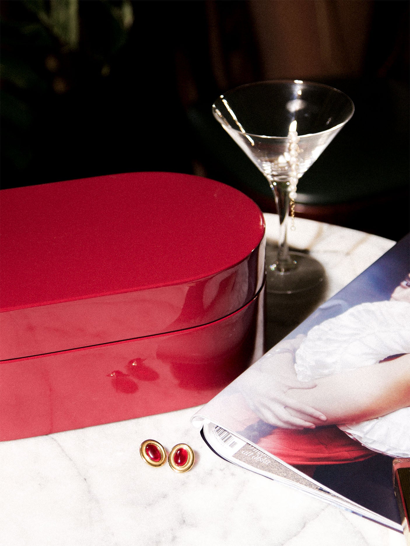 Rött smyckeskrin från misou som är stängt på ett marmorbord