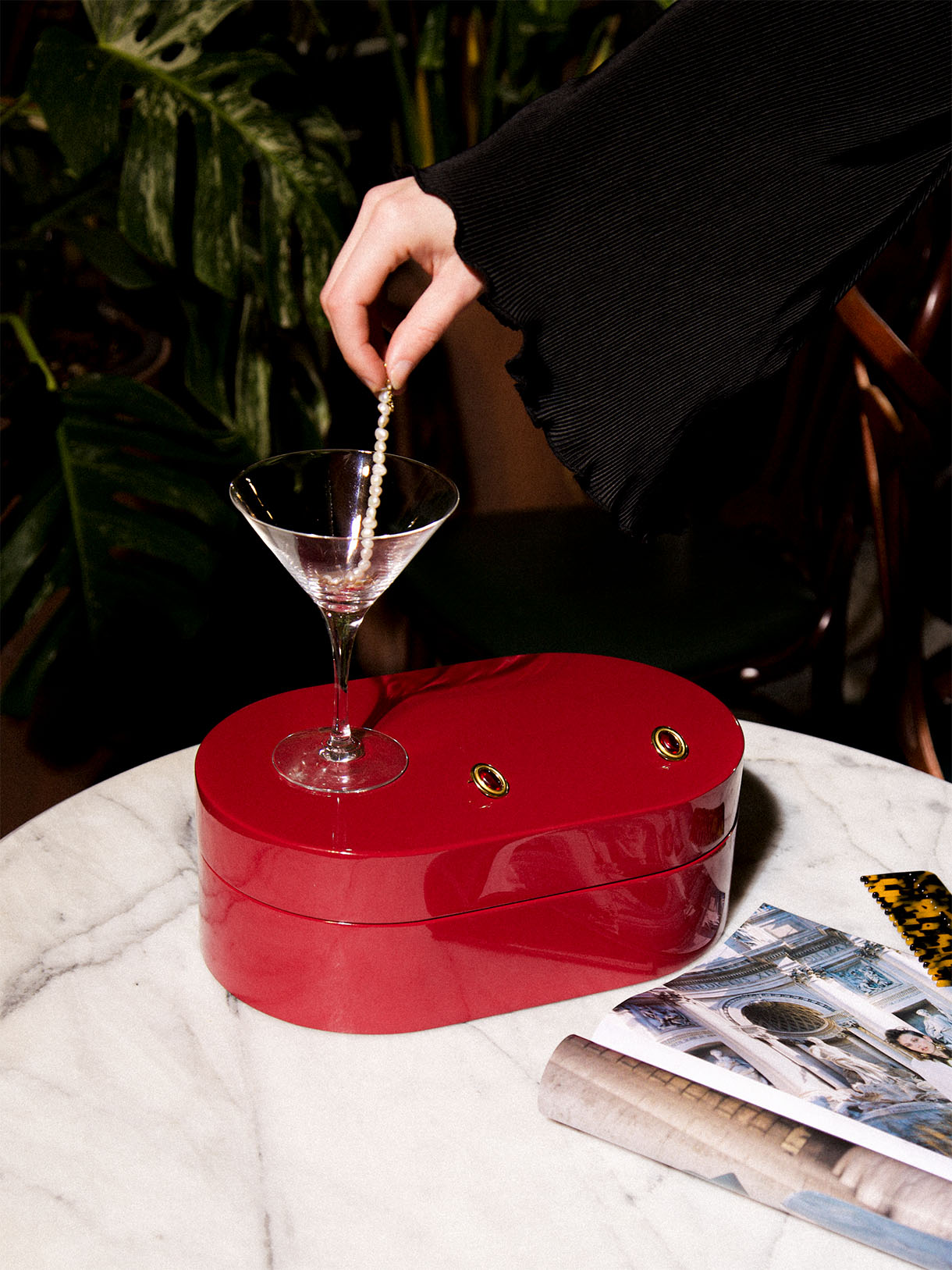 Rött smyckeskrin från misou som är stängt på ett marmorbord