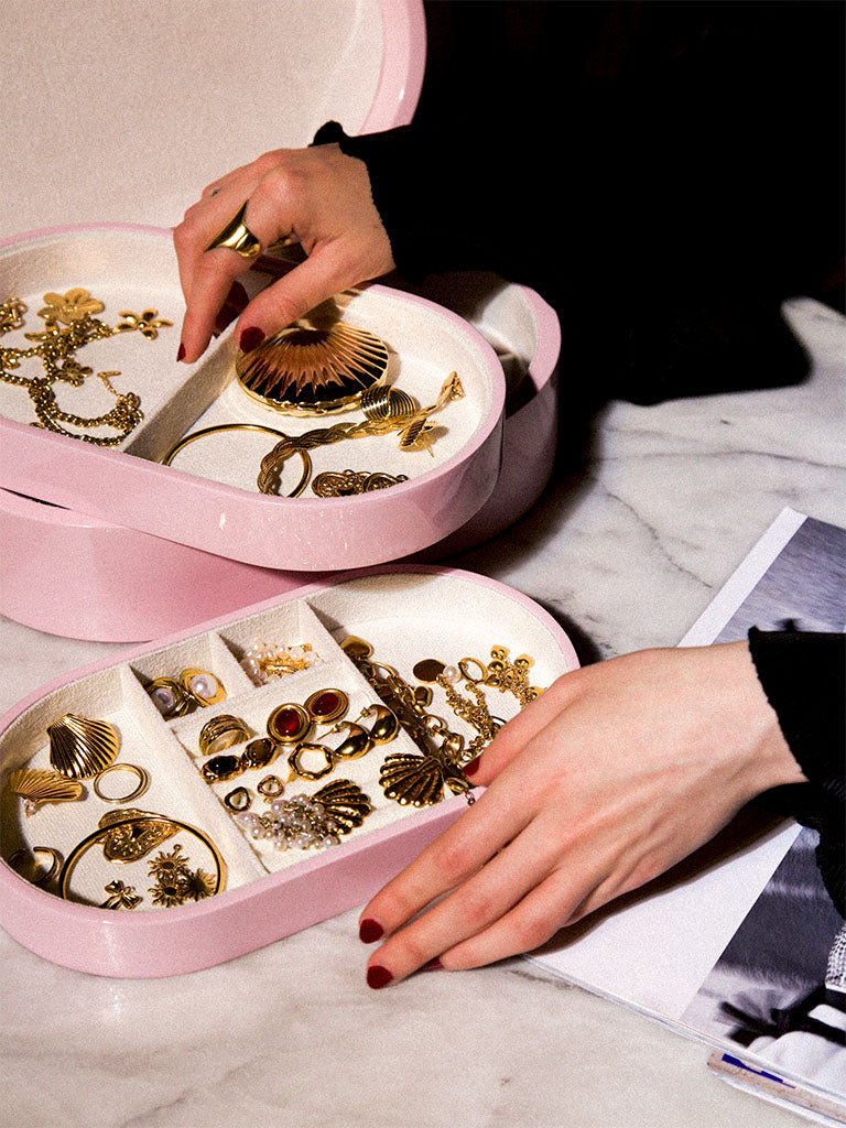 Rosa smyckeskrin från misou med brickor och smycken