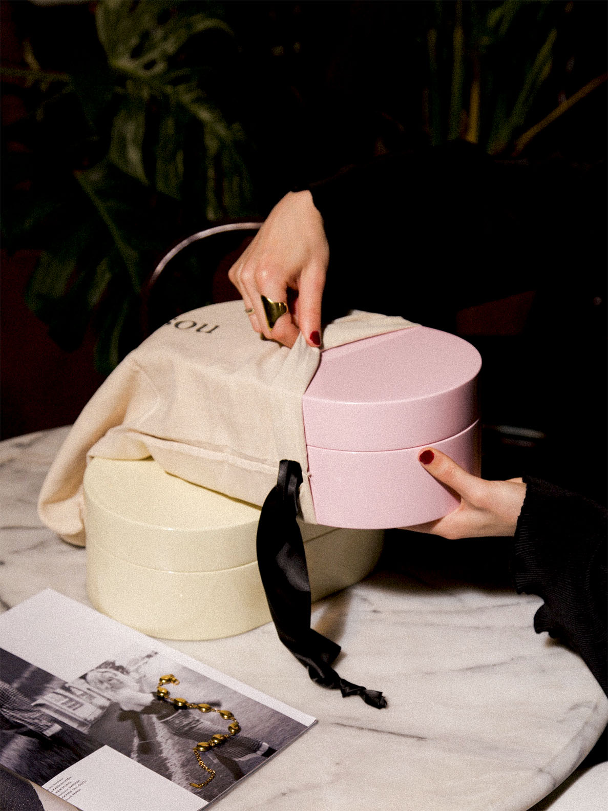 Rosa smyckeskrin från misou som är presentförpackad