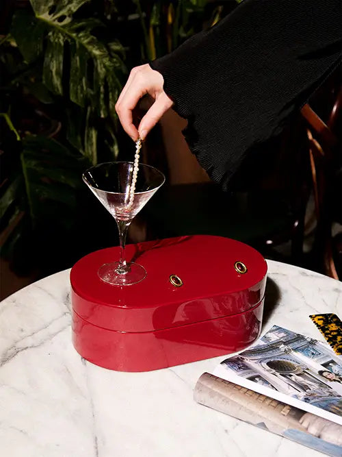 rött smyckeskrin från misou gjort i trä