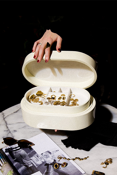 Stort och vitt smyckeskrin i trä