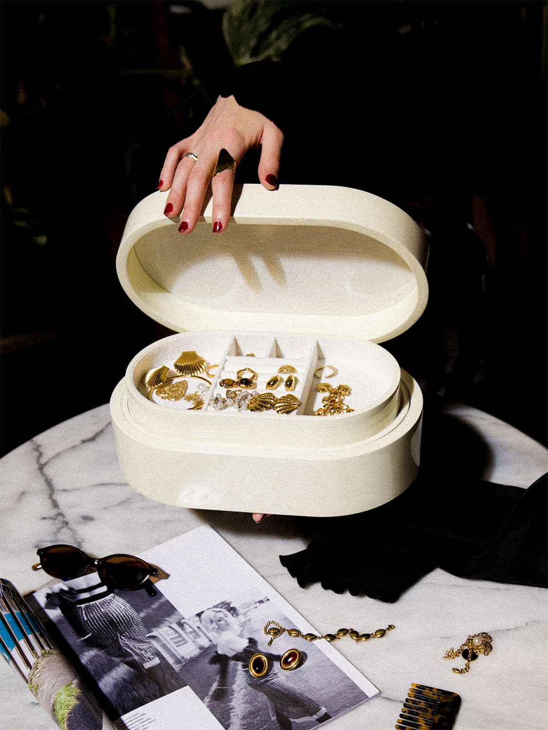 Vitt smyckeskrin från misou som är öppet med smycken