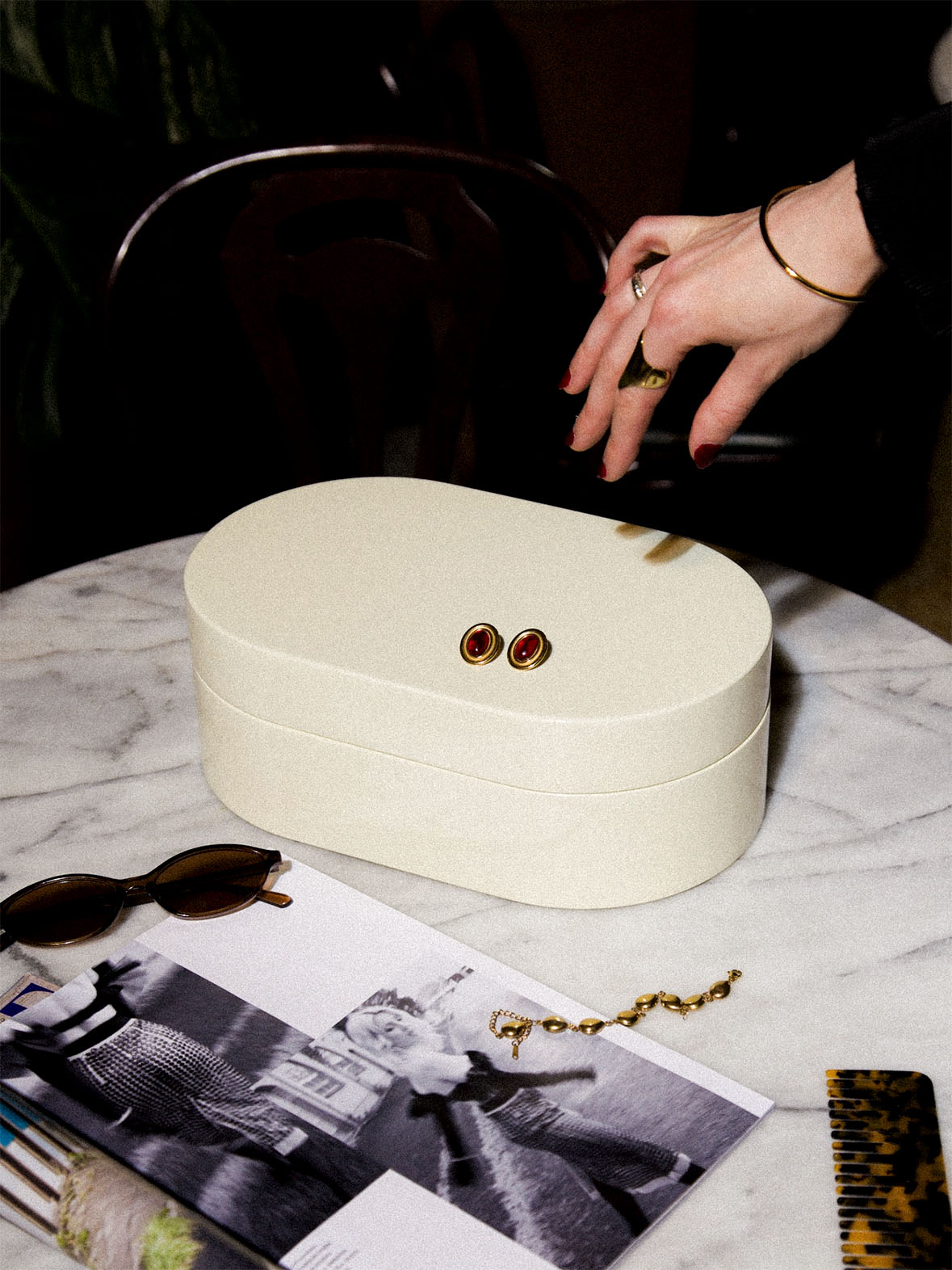 Vitt smyckeskrin från misou men en hand och smycken