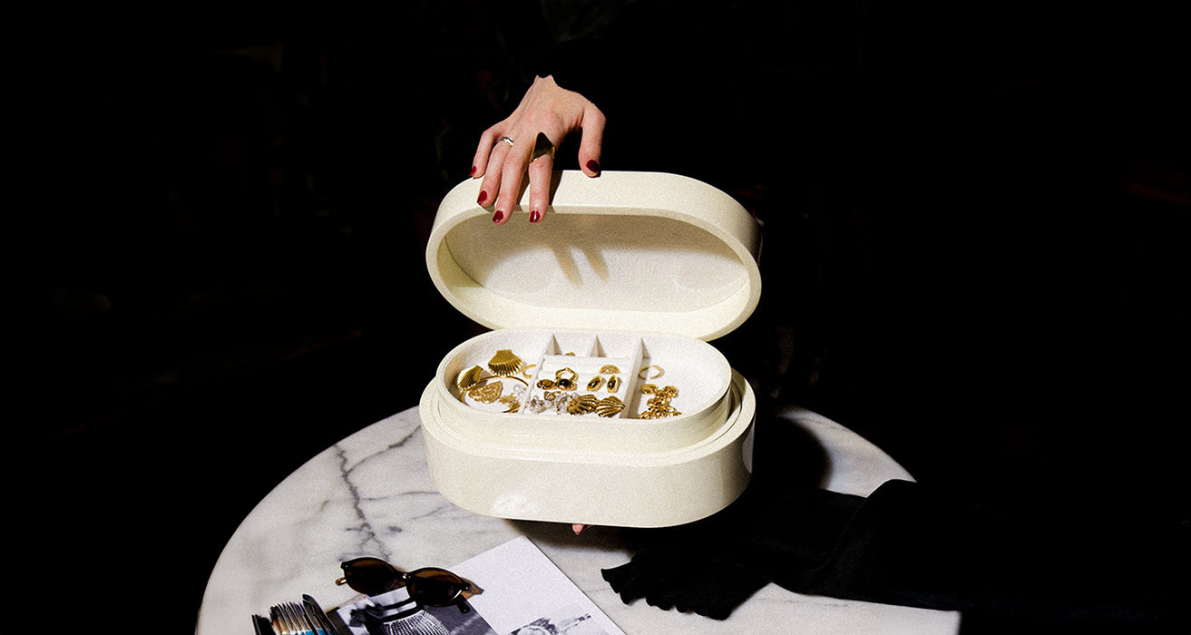 Stort och vitt smyckeskrin i trä