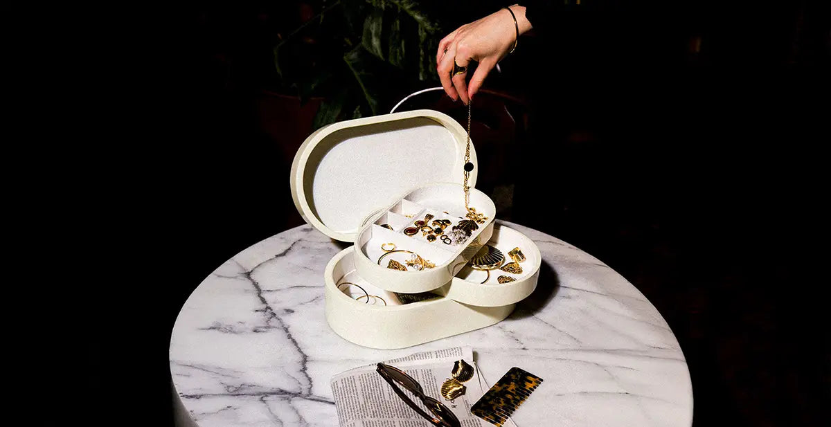 Vitt och stort smyckeskrin i trä