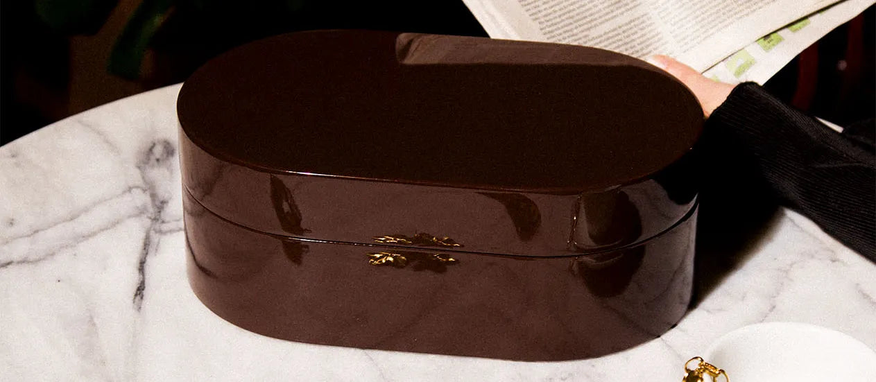 Misou brunt smyckeskrin i trä stängt