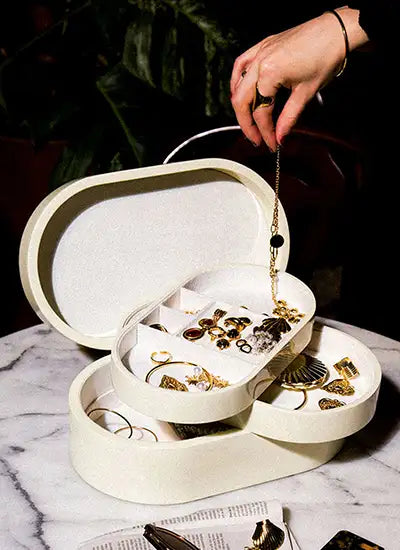 stort och vitt smyckeskrin i trä